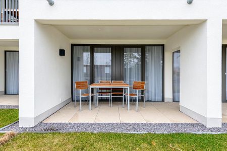 Deichhäuser Anna Küste Deichhäuser Anna Küste 4-13 Bensersiel - Überdachte Terrasse mit Sitzgelegenheit und Grünfläche