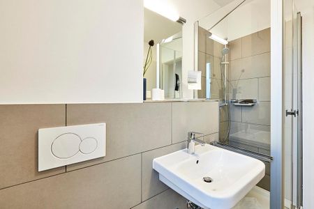 Deichhäuser Anna Küste Deichhäuser Anna Küste 4-20 Bensersiel - Badezimmer mit Dusche, Waschtisch, WC und Spiegel