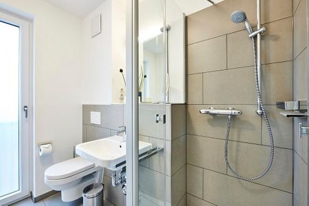 Deichhäuser Anna Küste Deichhäuser Anna Küste 4-20 Bensersiel - Badezimmer mit Dusche, Waschtisch, WC und Spiegel