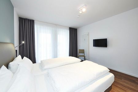Deichhäuser Anna Küste Deichhäuser Anna Küste 4-21 Bensersiel - Schlafzimmer mit Doppelbett, Flatscreen TV und Zugang zu Balkon