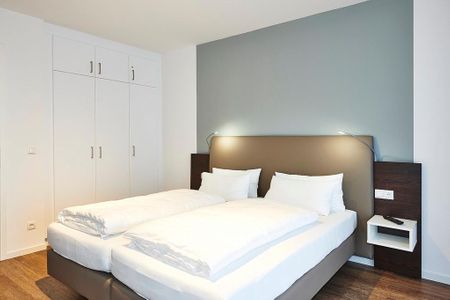 Deichhäuser Anna Küste Deichhäuser Anna Küste 4-21 Bensersiel - Schlafzimmer mit Doppelbett und Kleiderschrank