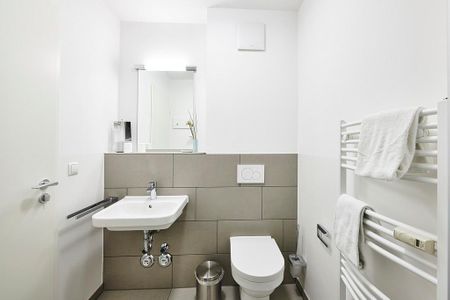 Deichhäuser Anna Küste Deichhäuser Anna Küste 4-22 Bensersiel - Badezimmer mit Dusche, Waschtisch, WC und Spiegel