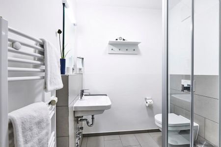 Deichhäuser Anna Küste Deichhäuser Anna Küste 4-23 Bensersiel - Badezimmer mit Dusche, Waschtisch, WC und Spiegel