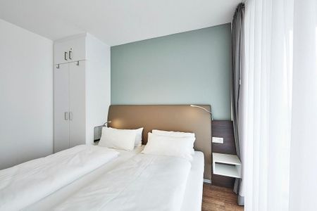 Deichhäuser Anna Küste Deichhäuser Anna Küste 4-33 Bensersiel - Schlafzimmer mit Doppelbett, Kleiderschrank und Zugang zum Balkon