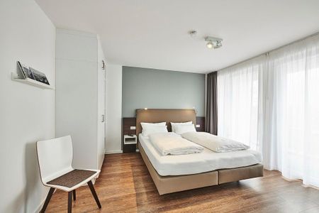 Deichhäuser Anna Küste Deichhäuser Anna Küste 4-34 Bensersiel - Schlafzimmer mit Doppelbett, Kleiderschrank und Zugang zum Balkon