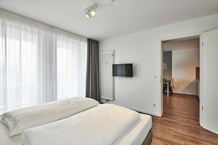 Deichhäuser Anna Küste Deichhäuser Anna Küste 4-34 Bensersiel - Schlafzimmer mit Doppelbett, Kleiderschrank und Zugang zum Balkon