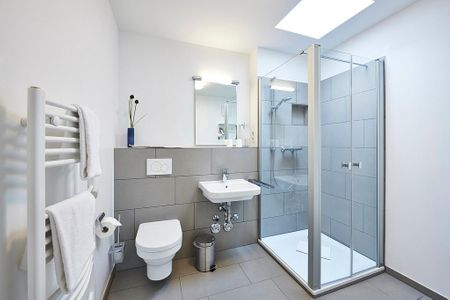 Deichhäuser Anna Küste Deichhäuser Anna Küste 4-34 Bensersiel - Badezimmer mit Dusche, Waschtisch, WC und Spiegel