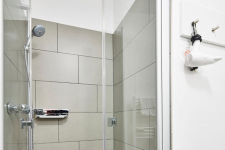 Deichhäuser Anna Küste Deichhäuser Anna Küste 4-22 Bensersiel - Badezimmer mit Dusche, Waschtisch, WC und Spiegel