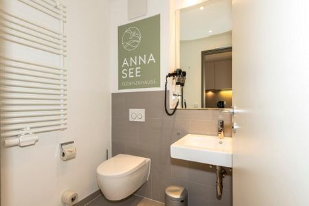 Apartmentvilla Anna See Apartmentvilla Anna See 1-12 Langeoog - Badezimmer mit WC, Waschtisch und Spiegel