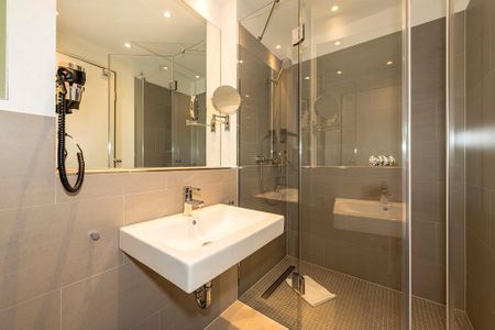 Apartmentvilla Anna See Apartmentvilla Anna See 1-12 Langeoog - Badezimmer mit Dusche, Waschtisch, WC und Spiegel