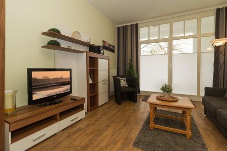 Meeresblick Meeresblick 009 Kühlungsborn - Wohn-Essbereich mit Couch und Flatscreen-TV