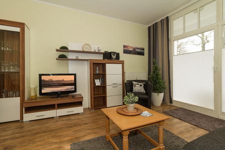 Meeresblick Meeresblick 009 Kühlungsborn - Wohn-Essbereich mit Couch und Flatscreen-TV