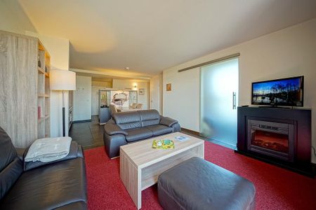 Resort Deichgraf Resort Deichgraf 27-21 Wremen - Wohn-Essbereich mit Couch und Flatscreen-TV