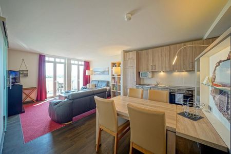Resort Deichgraf Resort Deichgraf 27-21 Wremen - Wohn-Essbereich mit Couch