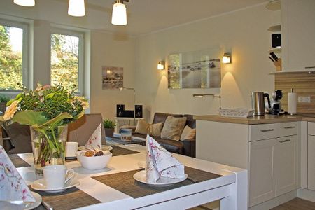Strand-Park Strand-Park 301 Usedom - Wohn-Essbereich mit Couch und Esstisch