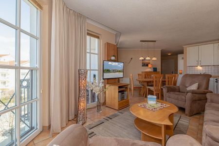 Apartmenthaus Atlantik Apartmenthaus Atlantik 302 Kühlungsborn - Wohn-Essbereich mit Couch und Esstisch