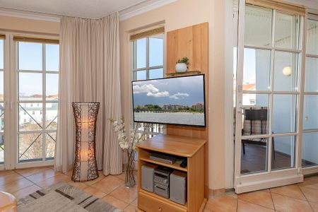 Apartmenthaus Atlantik Apartmenthaus Atlantik 302 Kühlungsborn - Wohn-Essbereich mit Couch und Flatscreen-TV