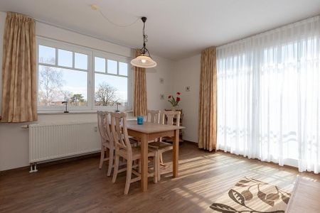 Meeresblick Meeresblick 306 Kühlungsborn - Wohn-Essbereich mit Esstisch und Sitzgelegenheit