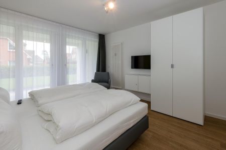 Deichhäuser Anna Küste Deichhäuser Anna Küste 6-11 Bensersiel - Schlafzimmer mit Doppelbett, Kleiderschrank und Flatscreen TV