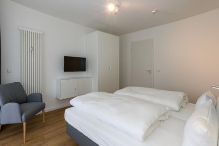 Deichhäuser Anna Küste Deichhäuser Anna Küste 6-11 Bensersiel - Schlafzimmer mit Doppelbett, Kleiderschrank und Flatscreen-TV