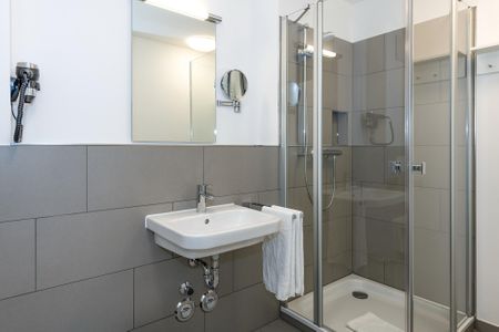Deichhäuser Anna Küste Deichhäuser Anna Küste 6-11 Bensersiel - Badezimmer mit Dusche, Waschtisch, WC und Spiegel