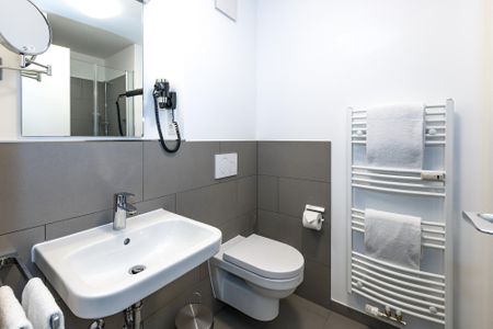 Deichhäuser Anna Küste Deichhäuser Anna Küste 6-12 Bensersiel - Badezimmer mit Waschtisch, Dusche, WC,und Spiegel