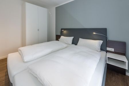 Deichhäuser Anna Küste Deichhäuser Anna Küste 6-13 Bensersiel - Schlafzimmer mit Doppelbett und Kleiderschrank