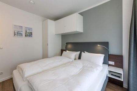 Deichhäuser Anna Küste Deichhäuser Anna Küste 6-13 Bensersiel - Schlafzimmer mit Doppelbett und Kleiderschrank