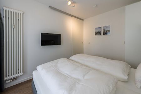 Deichhäuser Anna Küste Deichhäuser Anna Küste 6-13 Bensersiel - Schlafzimmer mit Doppelbett und Flatscreen TV - gbmv0-01 - Großenbrode