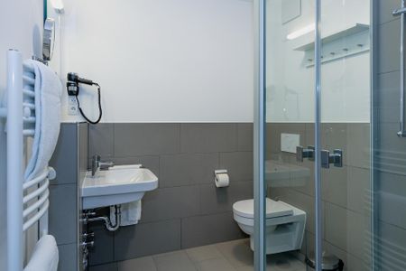 Deichhäuser Anna Küste Deichhäuser Anna Küste 6-13 Bensersiel - Badezimmer mit Dusche, Waschtisch, WC und Spiegel