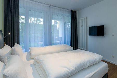 Deichhäuser Anna Küste Deichhäuser Anna Küste 6-14 Bensersiel - Schlafzimmer mit Doppelbett, Flatscreen-TV und Zugang zur Terrasse