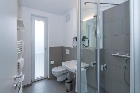Deichhäuser Anna Küste Deichhäuser Anna Küste 6-20 Bensersiel - Badezimmer mit Dusche, Waschtisch, WC und Spiegel