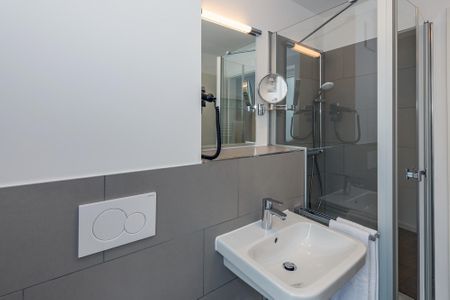 Deichhäuser Anna Küste Deichhäuser Anna Küste 6-20 Bensersiel - Badezimmer mit Dusche, Waschtisch, WC und Spiegel