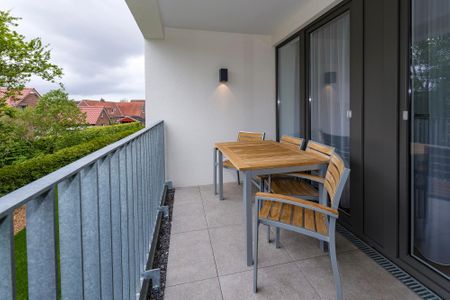 Deichhäuser Anna Küste Deichhäuser Anna Küste 6-20 Bensersiel - Überdachter Balkon mit Sitzgelegenheit
