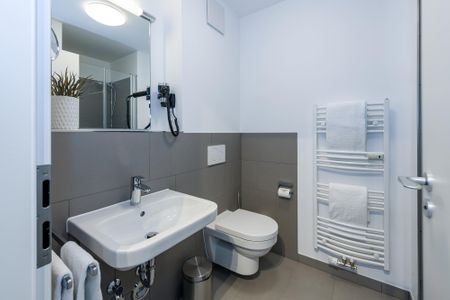 Deichhäuser Anna Küste Deichhäuser Anna Küste 6-22 Bensersiel - Badezimmer mit Dusche, Waschbecken, WC und Spiegel