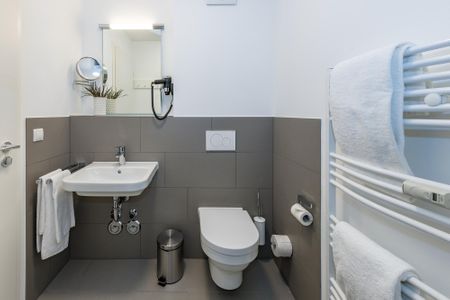 Deichhäuser Anna Küste Deichhäuser Anna Küste 6-22 Bensersiel - Badezimmer mit Dusche, Waschbecken, WC und Spiegel