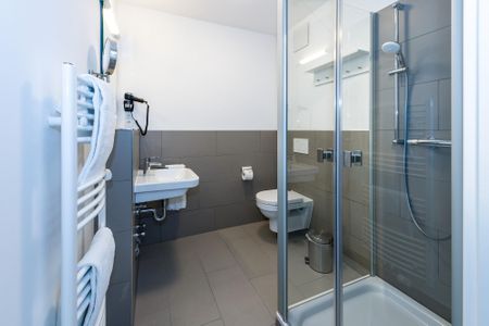 Deichhäuser Anna Küste Deichhäuser Anna Küste 6-23 Bensersiel - Badezimmer mit Badewanne, Waschtisch und WC