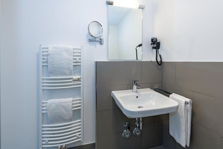 Deichhäuser Anna Küste Deichhäuser Anna Küste 6-23 Bensersiel - Badezimmer mit Dusche, Waschtisch und Spiegel