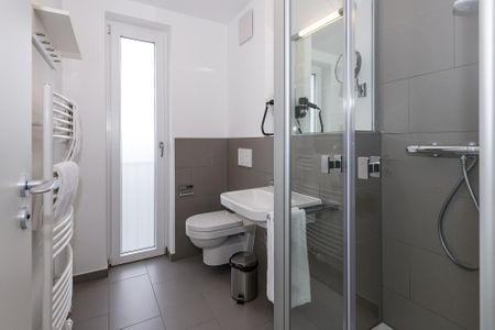 Deichhäuser Anna Küste Deichhäuser Anna Küste 6-30 Bensersiel - Badezimmer mit Dusche, Waschbecken, WC und Spiegel
