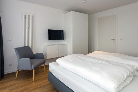 Deichhäuser Anna Küste Deichhäuser Anna Küste 6-31 Bensersiel - Schlafzimmer mit Doppelbett, Kleiderschrank und Flatscreen TV