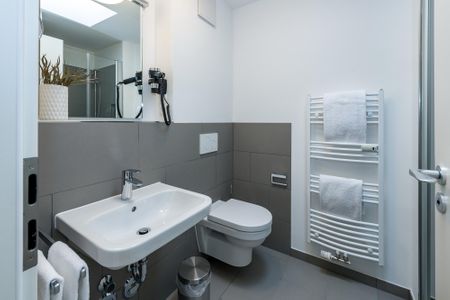 Deichhäuser Anna Küste Deichhäuser Anna Küste 6-32 Bensersiel - Badezimmer mit Dusche, Waschbecken und Spiegel