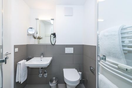 Deichhäuser Anna Küste Deichhäuser Anna Küste 6-32 Bensersiel - Badezimmer mit Dusche, Waschbecken, WC und Spiegel