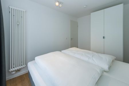 Deichhäuser Anna Küste Deichhäuser Anna Küste 6-33 Bensersiel - Schlafzimmer mit Doppelbett und Kleiderschrank