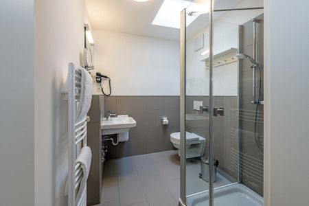 Deichhäuser Anna Küste Deichhäuser Anna Küste 6-33 Bensersiel - Badezimmer mit Dusche, Waschbecken, WC und Spiegel