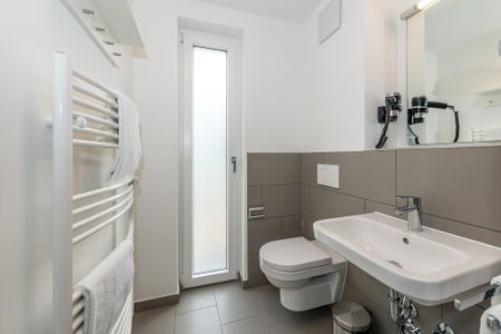 Deichhäuser Anna Küste Deichhäuser Anna Küste 7-10 Bensersiel - Badezimmer mit Dusche, Waschbecken und Spiegel
