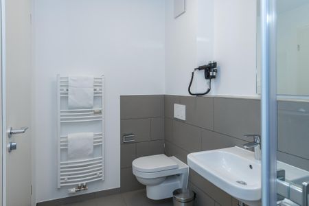 Deichhäuser Anna Küste Deichhäuser Anna Küste 7-11 Bensersiel - Badezimmer mit Dusche, WC, Waschbecken und Spiegel