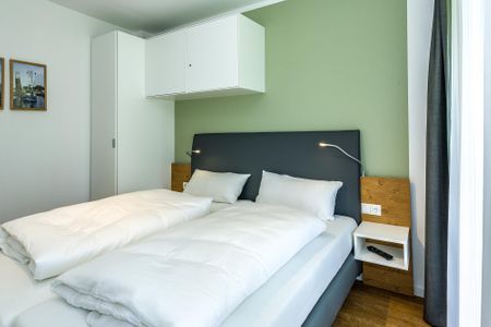 Deichhäuser Anna Küste Deichhäuser Anna Küste 7-13 Bensersiel - Schlafzimmer mit Doppelbett und Kleiderschrank