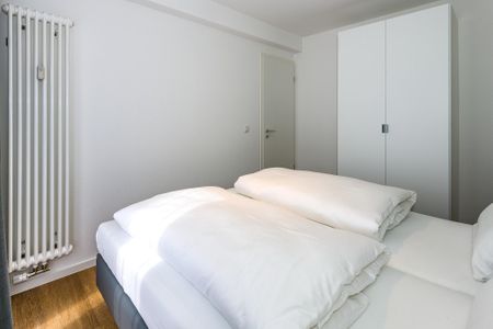Deichhäuser Anna Küste Deichhäuser Anna Küste 7-13 Bensersiel - Schlafzimmer mit Doppelbett und Kleiderschrank