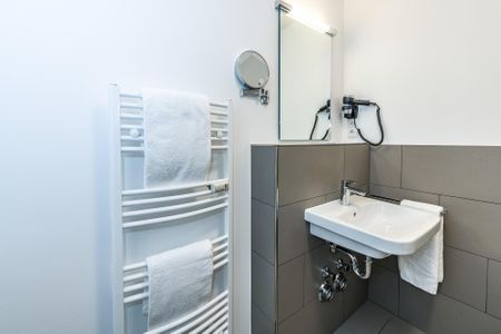 Deichhäuser Anna Küste Deichhäuser Anna Küste 7-13 Bensersiel - Badezimmer mit Waschbecken, Spiegel, Föhn und Handtuchwärmer