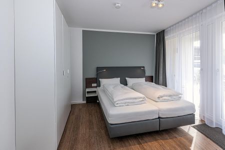 Deichhäuser Anna Küste Deichhäuser Anna Küste 7-14 Bensersiel - Schlafzimmer mit Doppelbett, Kleiderschrank und Zugang zur Terrasse